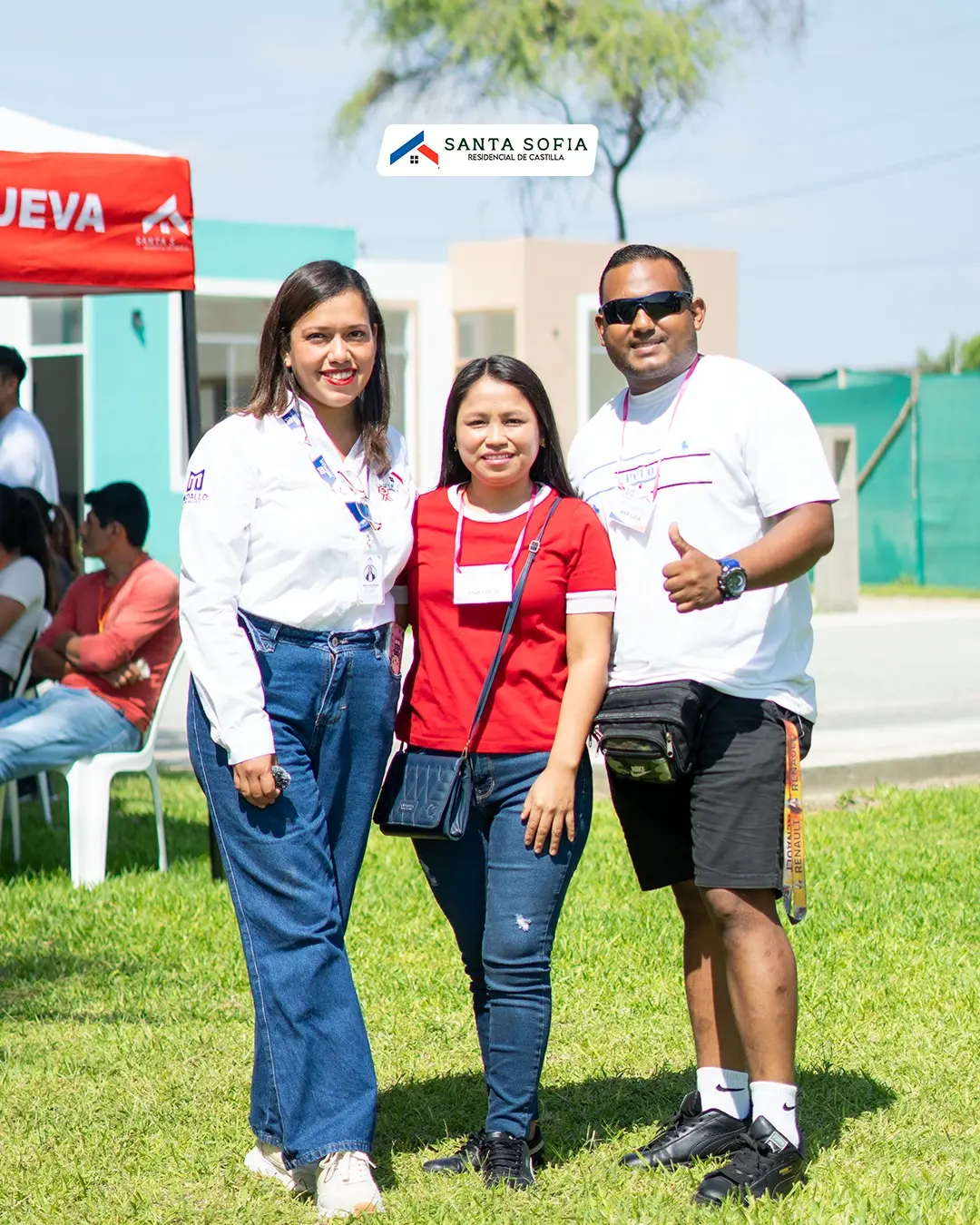 Grupo de familias propietarias junto al panel de Inmobiliaria Medallo, casas en Castilla, Piura