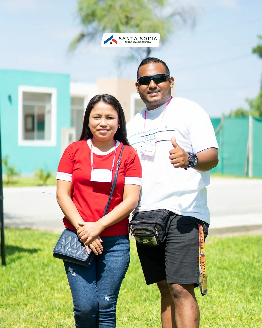 Pareja posando frente a su casa turquesa en Castilla, Piura, proyecto de Inmobiliaria Medallo