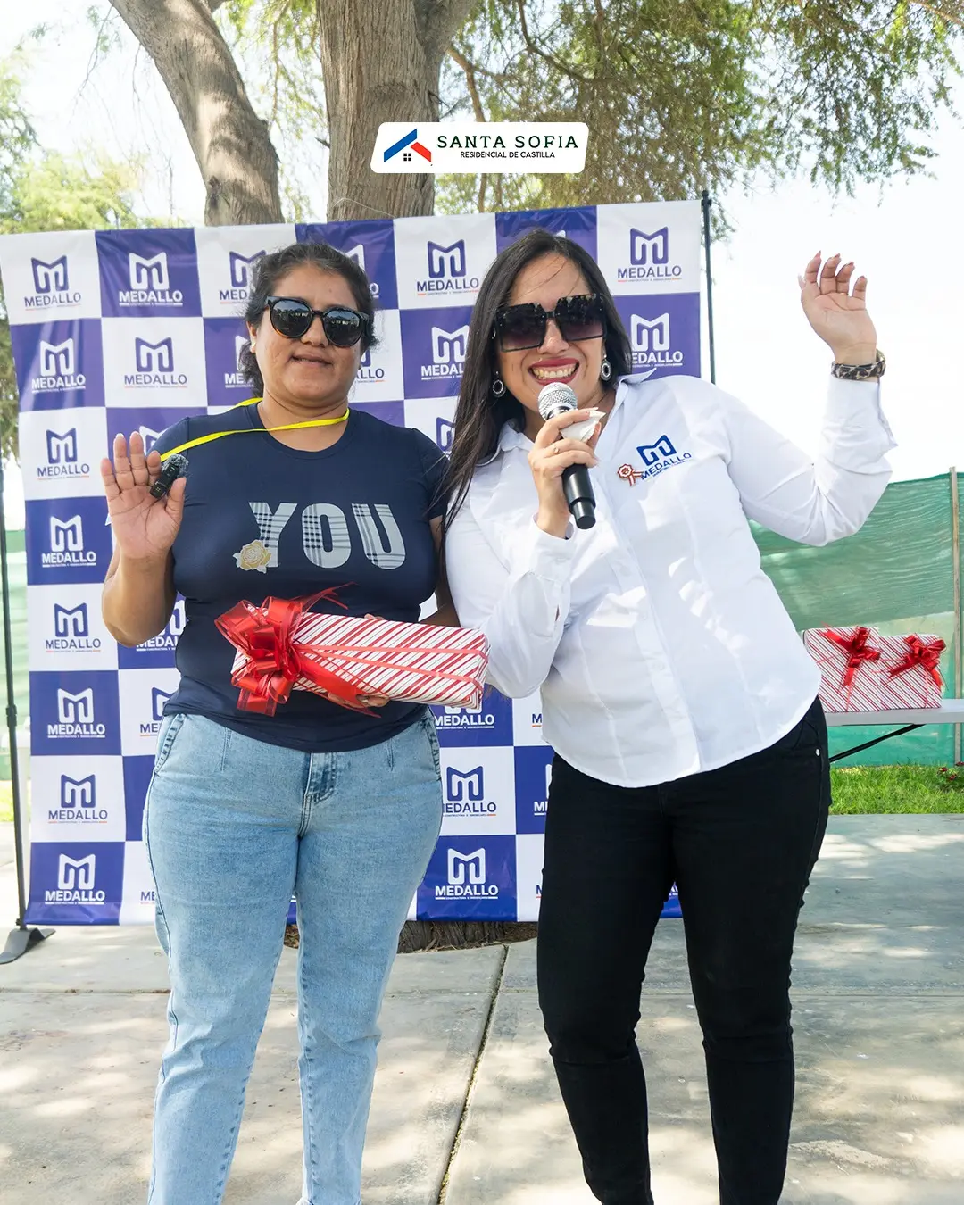 Familia sonriente en el evento de Inmobiliaria Medallo tras comprar su casa en Castilla