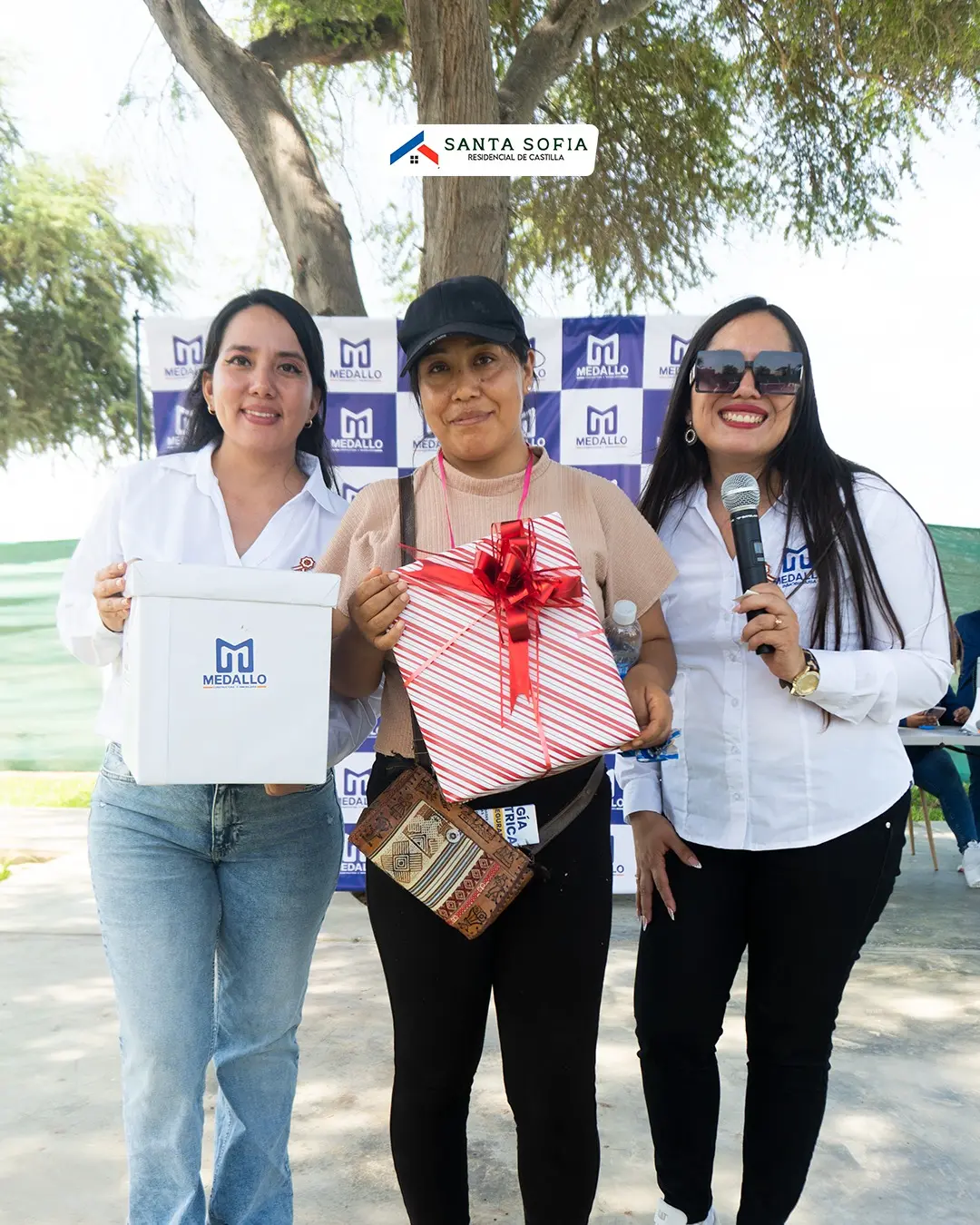 Tres clientas sonrientes en el evento de Medallo, constructora e inmobiliaria en Piura con proyectos en Castilla